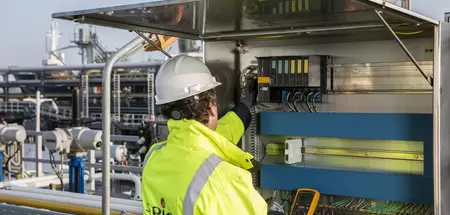 Man bij machine